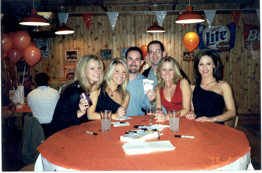 hooters1.jpg